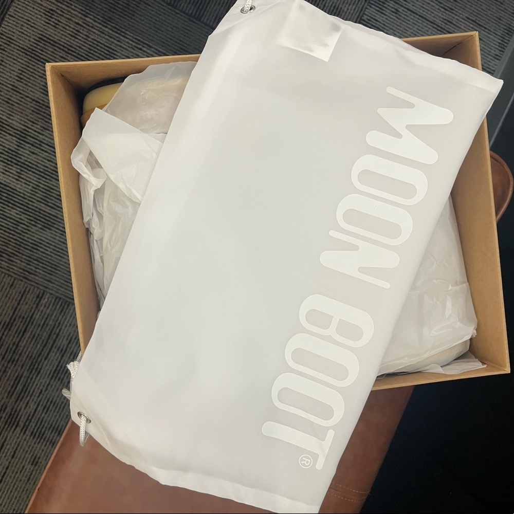 *BRAND NEW IN BOX!* Nylon Moon Boot / never worn *SUNDAY STEAL!*